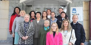 Сотрудники правоохранительных органов поздравляют победителей конкурса социальной рекламы Сотрудники правоохранительных органов поздравляют победителей конкурса социальной рекламы