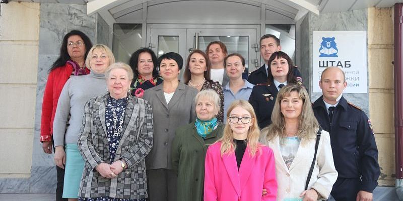 Сотрудники правоохранительных органов поздравляют победителей конкурса социальной рекламы Сотрудники правоохранительных органов поздравляют победителей конкурса социальной рекламы