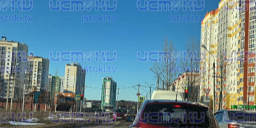 светофор Зареченский микрорайон Алроса Пока мэрия получает технические условия, новый светофор в микрорайоне Зареченский в Орле уже заработал
