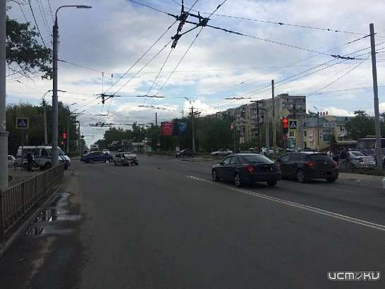 9 мая два ВАЗа не смогли разъехаться на перекрестке в Северном районе Орла 9 мая два ВАЗа не смогли разъехаться на перекрестке в Северном районе Орла
