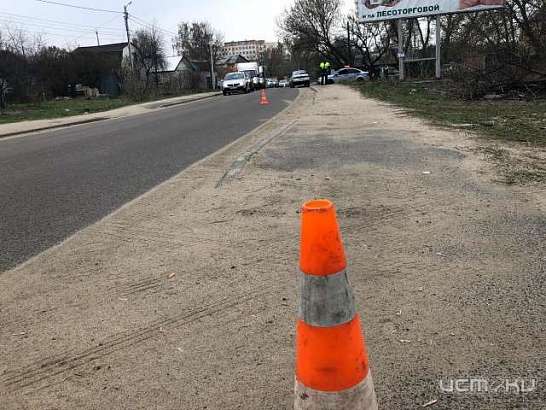 В Орле на тротуаре машина сбила ребенка В Орле на тротуаре машина сбила ребенка
