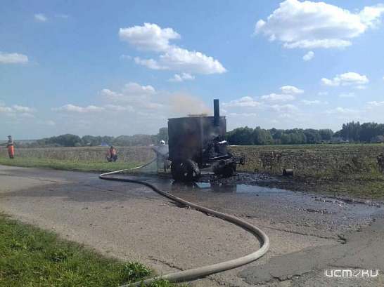 На трассе в Орловской области тушили прицеп ЗИЛа На трассе в Орловской области тушили прицеп ЗИЛа