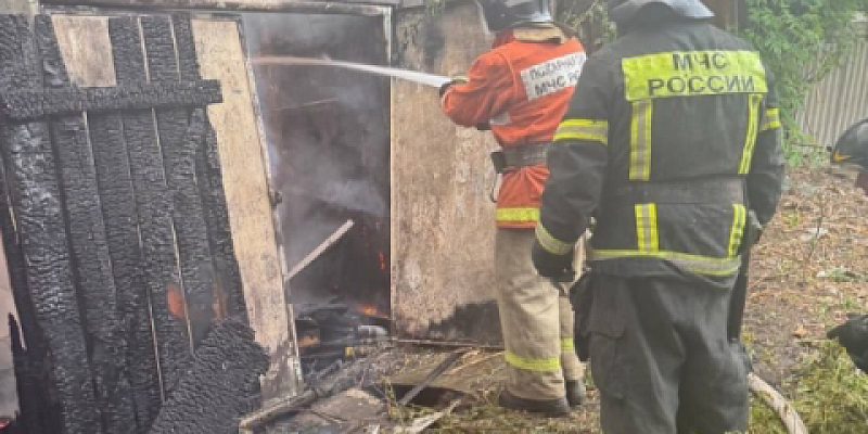 пожар мчс спасатели Пожар на Бульваре Победы: горел блок деревянных построек