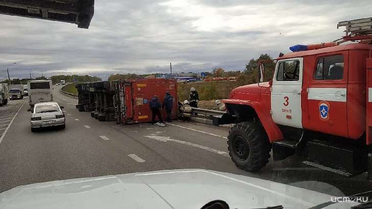 Фура со 180 свиньями перевернулась на орловской объездной Фура со 180 свиньями перевернулась на орловской объездной