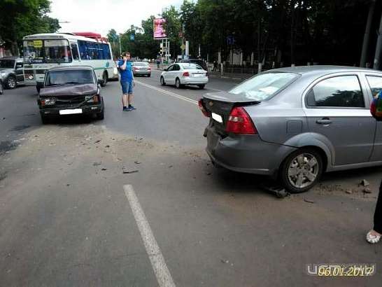 В центре Орла не смогли разъехаться «пятерка», Шевроле и внедорожник Мицубиси В центре Орла не смогли разъехаться «пятерка», Шевроле и внедорожник Мицубиси