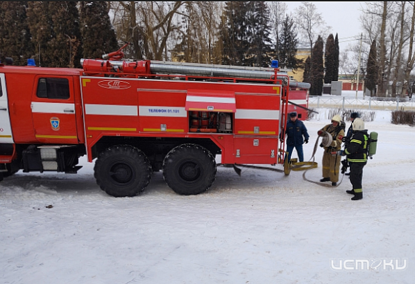 В доме культуры под Орлом загорелся актовый зал — именно по такому сценарию проходили учения орловских пожарных В доме культуры под Орлом загорелся актовый зал — именно по такому сценарию проходили учения орловских пожарных