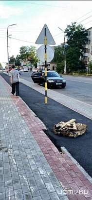 В Орле рабочие заасфальтировали пень посреди дороги В Орле рабочие заасфальтировали пень посреди дороги