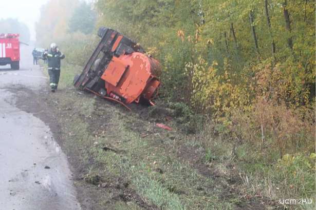 Под Орлом водитель грузовика умер после опрокидывания Под Орлом водитель грузовика умер после опрокидывания