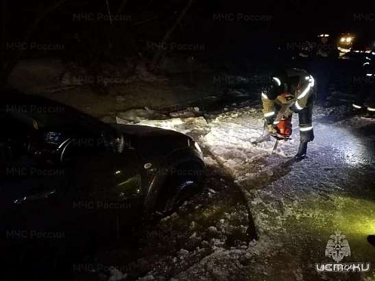 Под Орлом внедорожник с людьми едва не утонул в реке Под Орлом внедорожник с людьми едва не утонул в реке