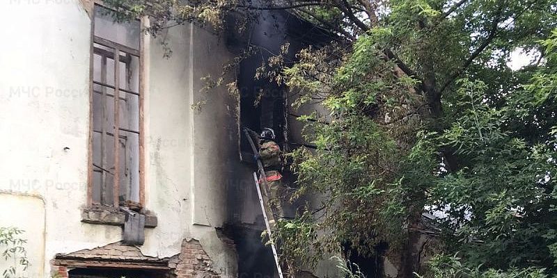 пожар в расселенных домах В Орле горел еще один расселенный дом.