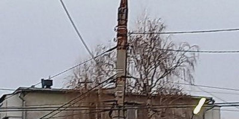 "Лампы дневного света, поэтому они днём и горят"? Орловчанин прислал нам в редакцию фотографии  "Лампы дневного света, поэтому они днём и горят"? Орловчанин прислал нам в редакцию фотографии