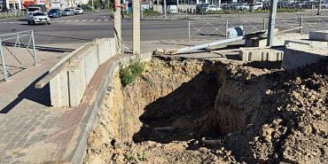 Яма раскопали и бросили бардак Орловчанин показал дыру, которую не засыпают с середины лета