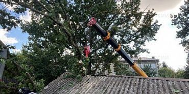 МЧС по Орловской области В поселке под Орлом на жилой дом рухнуло дерево