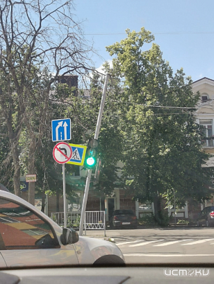 На одной из орловских дорог падает столб На одной из орловских дорог падает столб