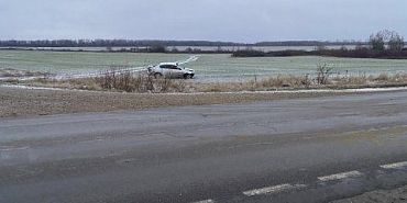 Под Орлом из-за лисы автомобиль улетел в кювет  Под Орлом из-за лисы автомобиль улетел в кювет