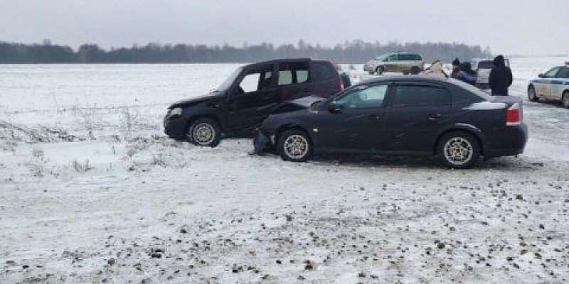 На трассе под Орлом столкнулись две машины. Три человека пострадали На трассе под Орлом столкнулись две машины. Три человека пострадали