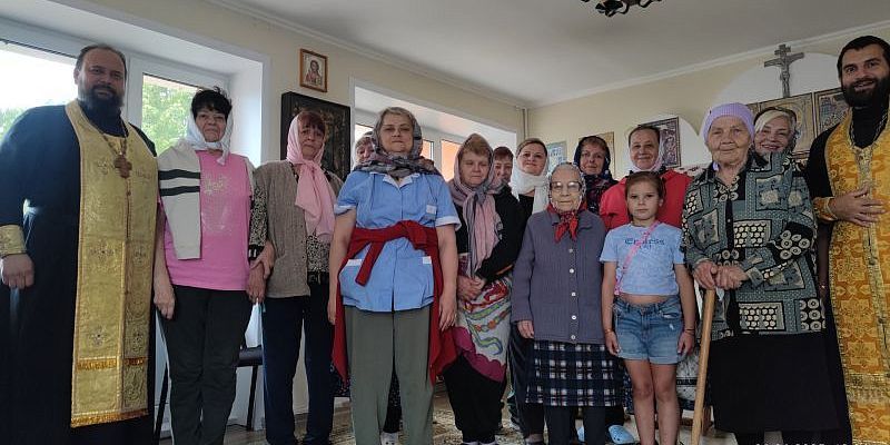 Священнослужители посетили пункт временного размещения беженцев в Орле Священнослужители посетили пункт временного размещения беженцев в Орле