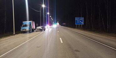 Водитель «LADA Samara» попал в больницу после столкновения с грузовиком Водитель «LADA Samara» попал в больницу после столкновения с грузовиком