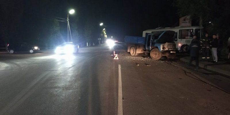 ДТП в Ливнах В Ливнах на перекрестке грузовик протаранил автобус. Есть пострадавший