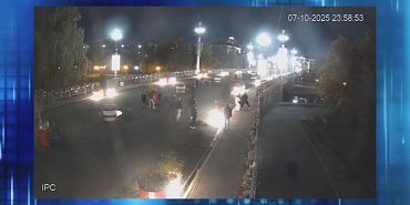 Подростки лишили Александровский мост трех ваз с цветами. Экспресс - новости. Подростки лишили Александровский мост трех ваз с цветами. Экспресс - новости.