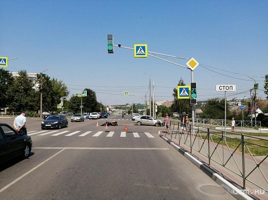 На одном из перекрестков Орла произошло столкновение автомобиля и мотоцикла На одном из перекрестков Орла произошло столкновение автомобиля и мотоцикла