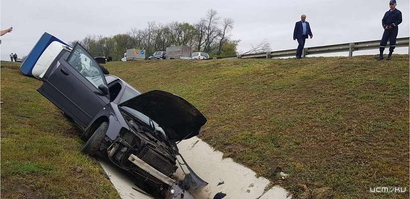 Под Орлом две машины улетели в кювет из-за неосторожного обгона  Под Орлом две машины улетели в кювет из-за неосторожного обгона