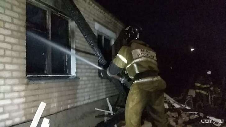 В Орле во время тушения пожара на Выгонке пострадал спасатель В Орле во время тушения пожара на Выгонке пострадал спасатель