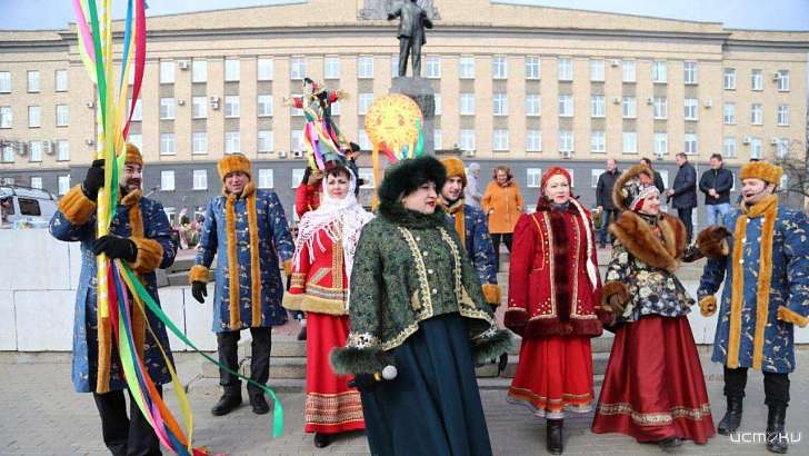 Поели блинов и сожгли чучело: орловчане отпраздновали Масленицу Поели блинов и сожгли чучело: орловчане отпраздновали Масленицу