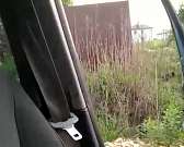 Видео: под Орлом мужчина с оружием преградил путь местным жителям Видео: под Орлом мужчина с оружием преградил путь местным жителям