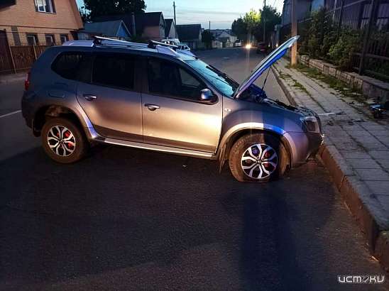 В Орле кроссовер врезался в металлический забор В Орле кроссовер врезался в металлический забор