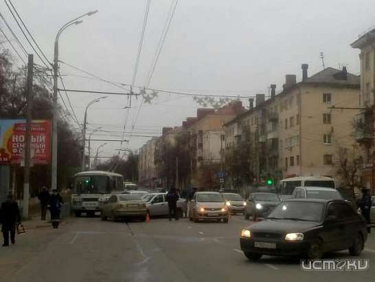 Фоторепортаж: ДТП в районе «Экрана» парализовало движение в утренний час пик в Орле Фоторепортаж: ДТП в районе «Экрана» парализовало движение в утренний час пик в Орле