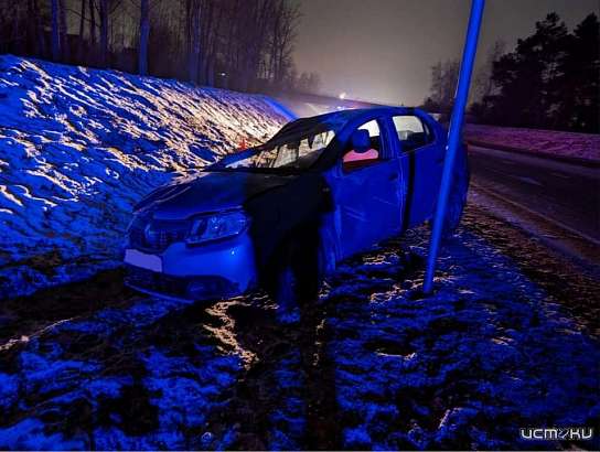 С орловской трассы в кювет улетел «Рено Логан». Есть пострадавший С орловской трассы в кювет улетел «Рено Логан». Есть пострадавший