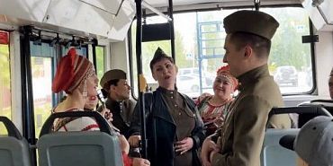 "Наша Великая Победа" Концерт транспорт В Орле троллейбус превратился в концертный зал