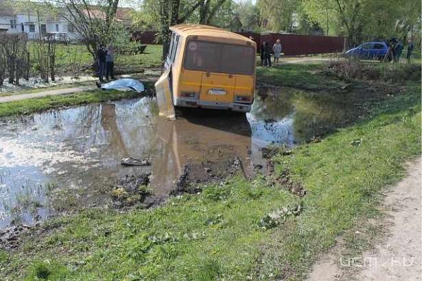 В Орловской области школьный автобус столкнулся с КАМАЗом. Один человек погиб В Орловской области школьный автобус столкнулся с КАМАЗом. Один человек погиб