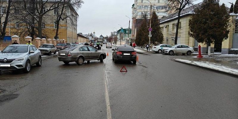 Неудачный разворот: в Орле столкнулись три автомобиля Неудачный разворот: в Орле столкнулись три автомобиля