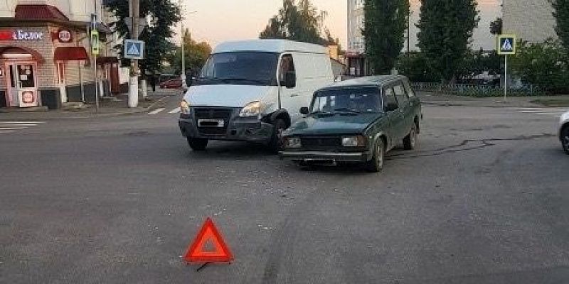 автомобильная авария  В Ливнах не поделили дорогу «четверка» и «Газель»