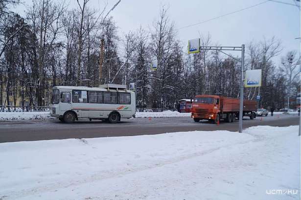 В Орле КамАЗ въехал в маршрутку, не выдержав дистанцию В Орле КамАЗ въехал в маршрутку, не выдержав дистанцию