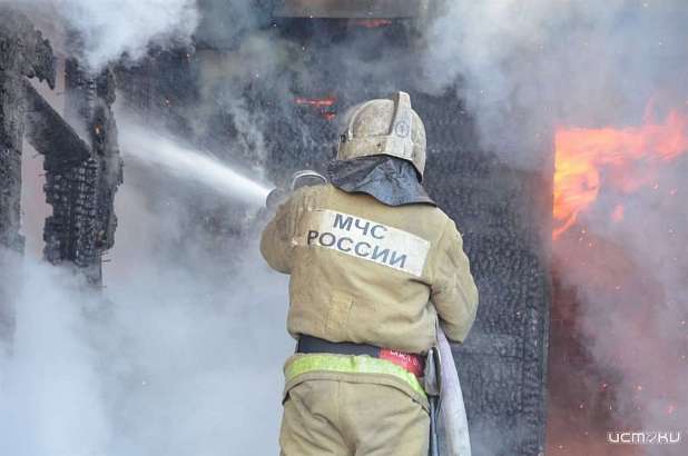 В Знаменском районе воскресным утром полыхали гаражи В Знаменском районе воскресным утром полыхали гаражи