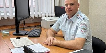 пожар УМВД по Орловской области Орловский полицейский помог эвакуировать мужчину из горевшего дома