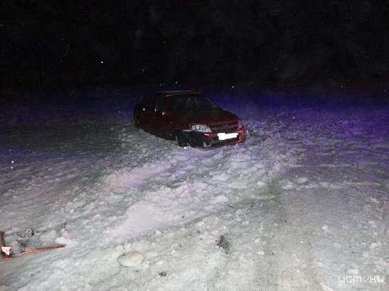 С орловской трассы в кювет улетел автомобиль с водителем С орловской трассы в кювет улетел автомобиль с водителем