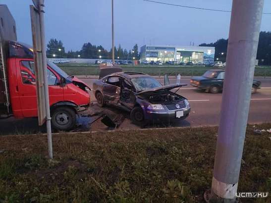 В Орле столкнулись иномарка и "Газель". Один человек в больнице В Орле столкнулись иномарка и "Газель". Один человек в больнице