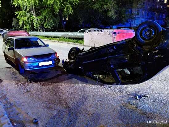 В Орле у моста Дружбы «Рено Логан» протаранил два автомобиля и перевернулся В Орле у моста Дружбы «Рено Логан» протаранил два автомобиля и перевернулся