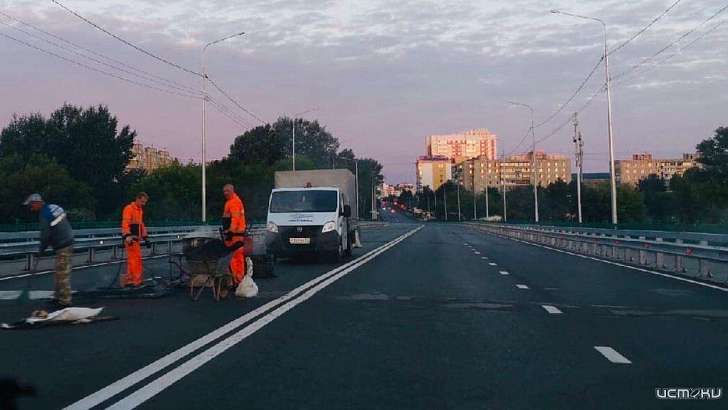 Фотофакт: в Орле по гарантии уже латают ямы на мосту Дружбы Фотофакт: в Орле по гарантии уже латают ямы на мосту Дружбы