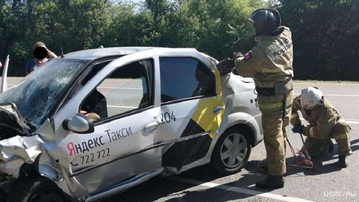 Девушка на такси вылетела на встречку: трое погибли в ДТП на Орловщине Девушка на такси вылетела на встречку: трое погибли в ДТП на Орловщине