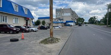 В Орле отскочившее от тракторного прицепа колесо наехало на пешехода В Орле отскочившее от тракторного прицепа колесо наехало на пешехода