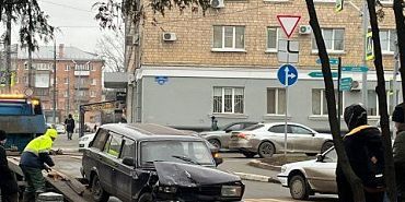 Рядом с администрацией города въехали в стоящий автомобиль  Рядом с администрацией города въехали в стоящий автомобиль