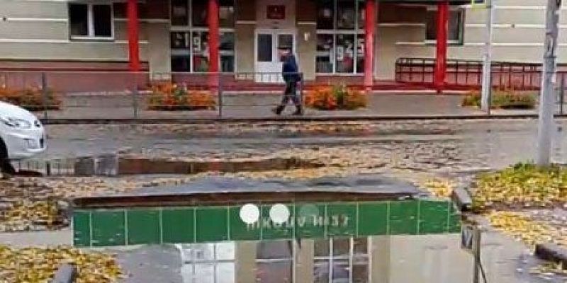 Огромная лужа разлилась перед входом в орловскую школу Огромная лужа разлилась перед входом в орловскую школу
