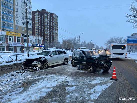 В Орле "Шевроле Нива" въехала во встречный внедорожник "Ауди" В Орле "Шевроле Нива" въехала во встречный внедорожник "Ауди"