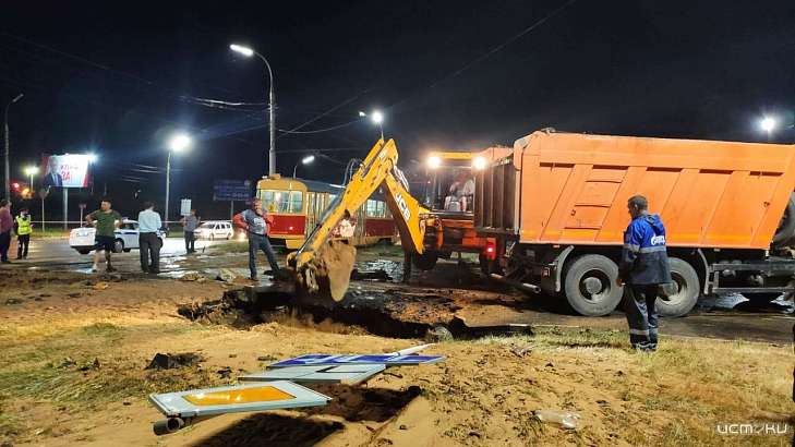 Клычков наградит всех тех, кто ликвидировал аварию на водоводе в районе 909 квартала Клычков наградит всех тех, кто ликвидировал аварию на водоводе в районе 909 квартала