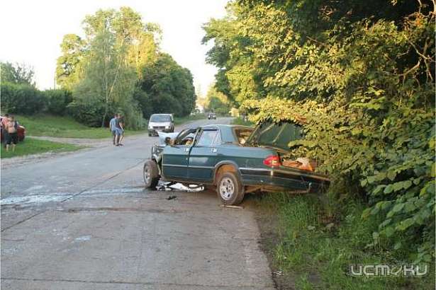 В Орловской области «Волга» на большой скорости врезалась в стоящий грузовик В Орловской области «Волга» на большой скорости врезалась в стоящий грузовик